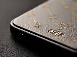 高級ブランドのロゴが入ったスタイリッシュなスマホケース。